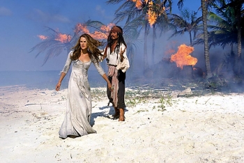 Captain Sparrow (Johnny Depp) und Elizabeth (Keira Kneightley) auf Petit Tabac in den Tobago Cays: Traumhafte Kulisse...
