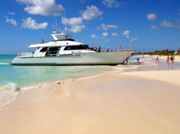 ...und vom Hotelboom verschont: Nur Tagesausflügler kommen gelegentlich mit dem Boot aus Antigua