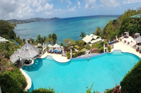 Calabash Cove main pool with swim up Jr. Suites and pool bar.