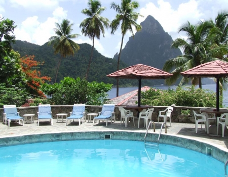 Hôtel de plage avec piscine et vue sur les Pitons