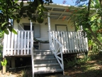 Chalet en bois dans le jardin