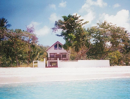 Haus am Sandstrand vom Meer aus gesehen
