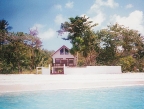 Haus am Sandstrand vom Meer aus gesehen