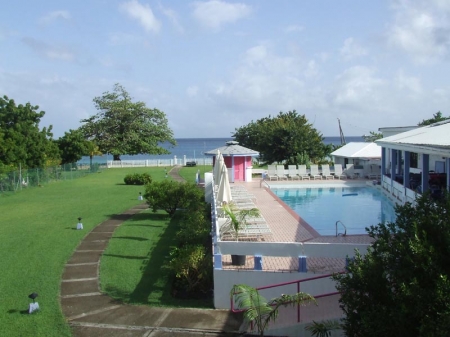 Allamanda Beach Resort: Pool und Restaurant