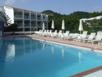 Allamanda Beach Resort: Schwimmbecken und Gebäude mit Zimmern