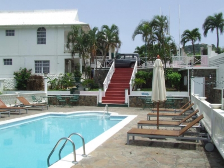 Grenadine House: Piscine avec terrasse de bronzage