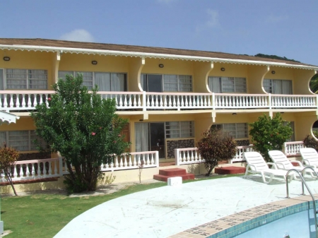 Kings Landing Hôtel: Le bâtiment avec les chambres vue piscine