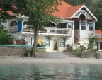 Das Haupthaus mit dem Restaurant vom Wasser aus gesehen