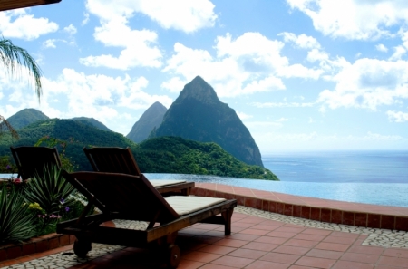 Infinity Pool mit Blick auf die Pitons