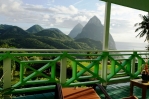 Panoramablick vom Cottage auf die Pitons und das Meer.