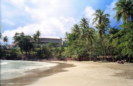 Blue Haven Hôtel: Le bâtiment vue de la plage