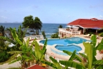 Feines Boutiquehotel: Pooldeck mit Blick über das Meer