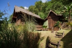 Blick auf ein Cottage im balinesischen Stil