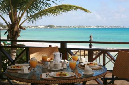 Sea Breeze Beach Hotel: Frühstück auf der Terrasse.