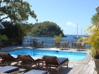 Pool mit Sonnendeck und Blick über das Meer